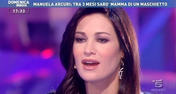 Manuela Arcuri: “A maggio il parto, poi il matrimonio con Giovanni”